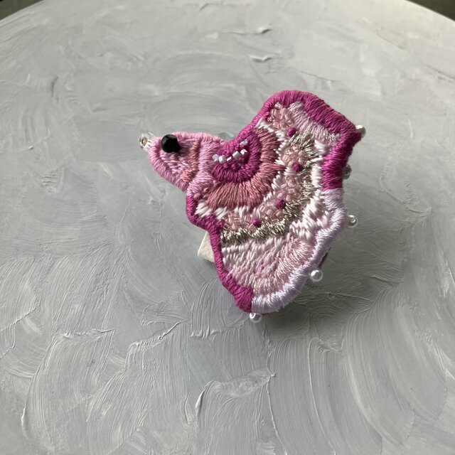 ピンクのベタ刺繍お魚ブローチ