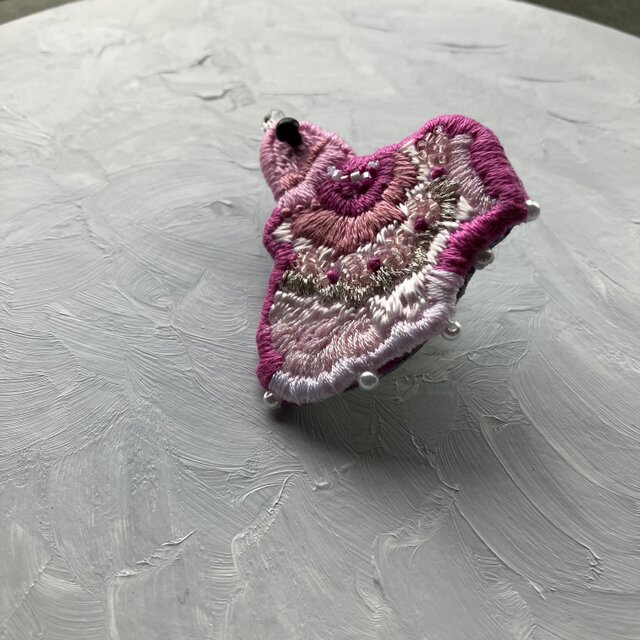 ピンクのベタ刺繍お魚ブローチ