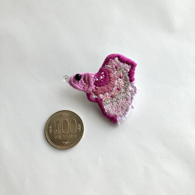 ピンクのベタ刺繍お魚ブローチ