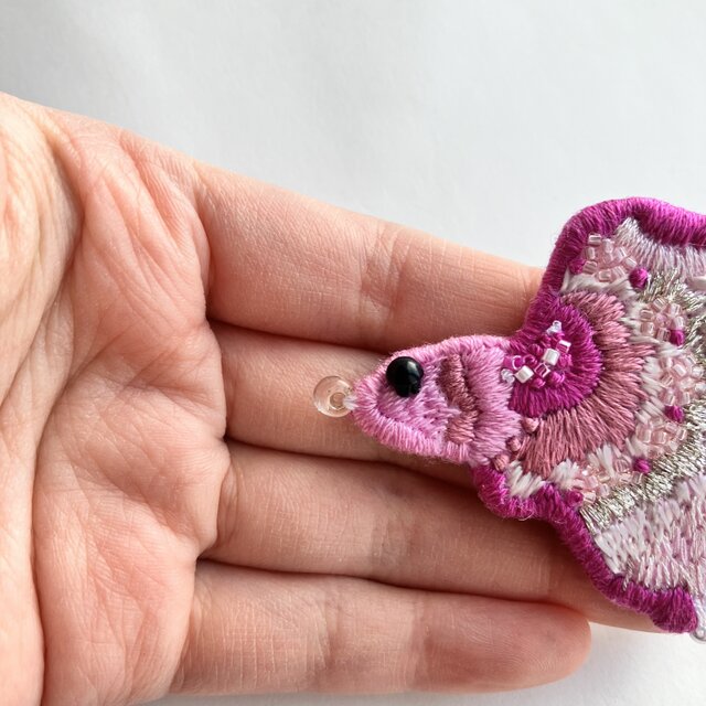 ピンクのベタ刺繍お魚ブローチ