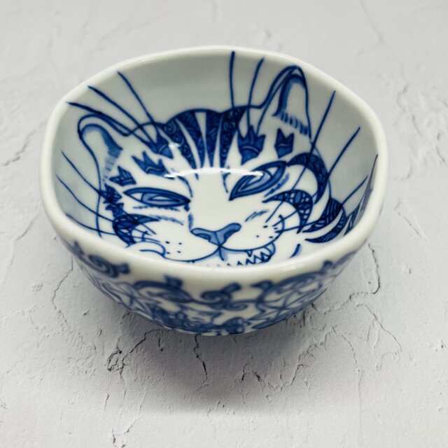 京焼　染付　猫のぐい呑み　メザシかじる猫