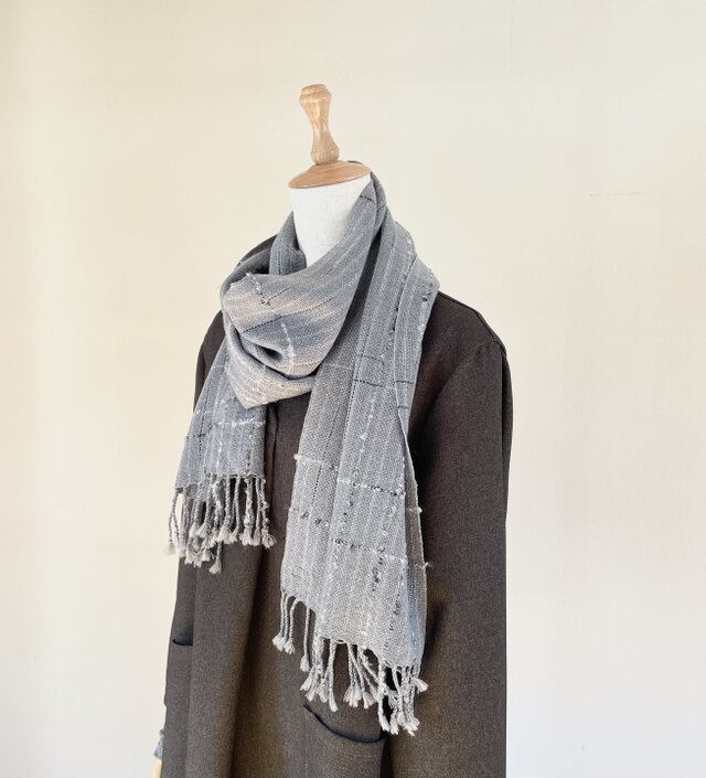 肌触りの良いシルクウールとキャッシュウールの手織りグレーストール