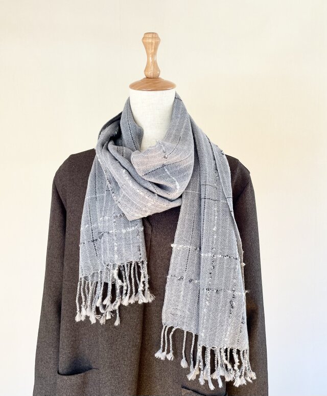 肌触りの良いシルクウールとキャッシュウールの手織りグレーストール