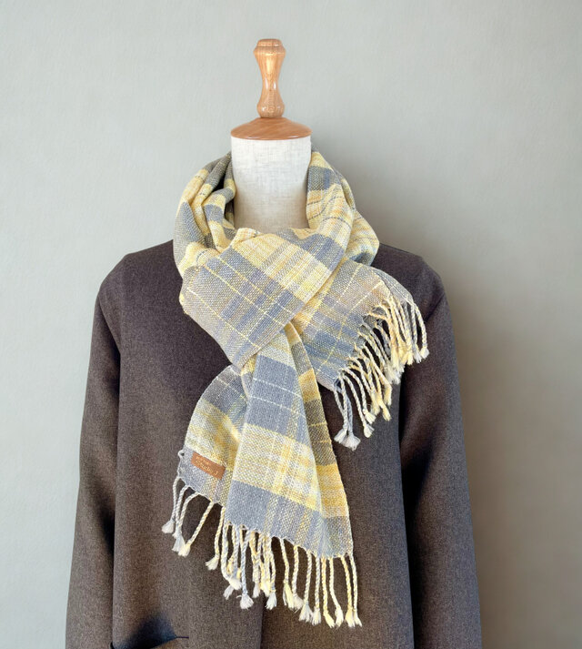 やさしい肌触りのシルクウールとキャッシュウールの手織りイエローストール