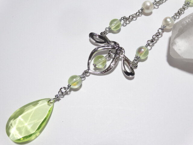 ペアシェイプウランガラスのペンダントネックレス | iichi 日々の