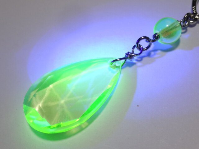 ペアシェイプウランガラスのペンダントネックレス | iichi 日々の