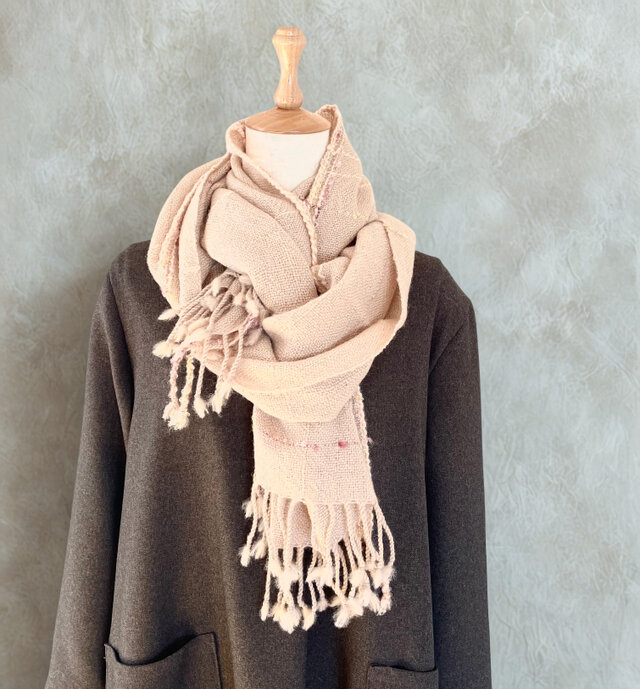 ピンクベージュの大判ストール