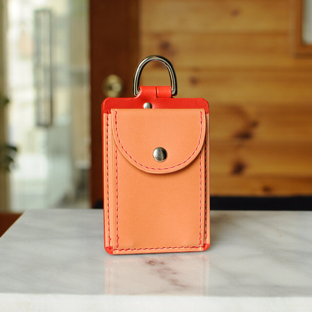 2種類のICカードが使えるパスケース　被せポケットタイプ