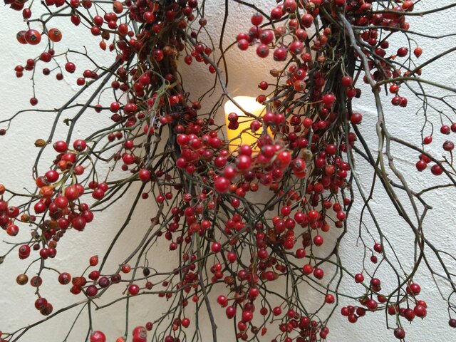 野ばらの実のリース（キャンドル付き） | iichi 日々の暮らしを