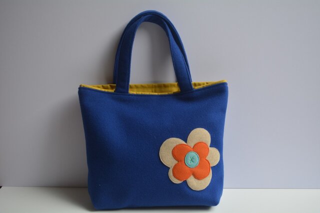 ロイヤルブルーにお花のモチーフバッグ（M） | iichi ハンドメイド・クラフト作品・手仕事品の通販