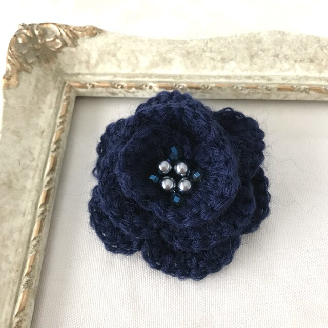 フラワー 毛糸編み ブローチ　ネイビー 紺 青 かぎ針編み パール ビーズ