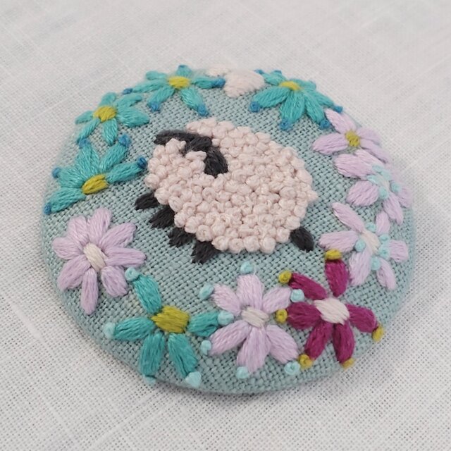モコモコひつじさんのお散歩の刺繍ブローチ【botanical】