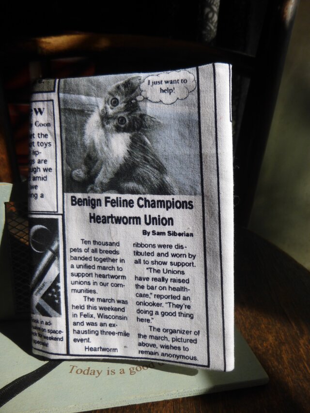 アメリカ輸入生地の猫新聞の文庫本カバー