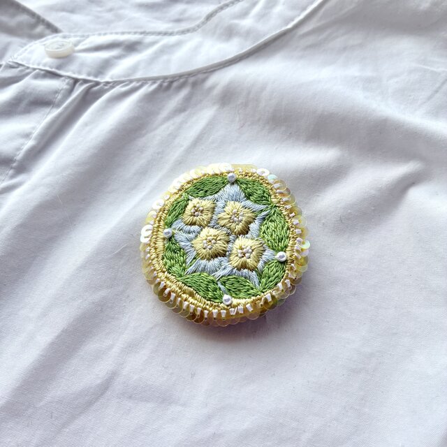 "kiiro no ohana" きらきら春のきいろの刺繍ブローチ
