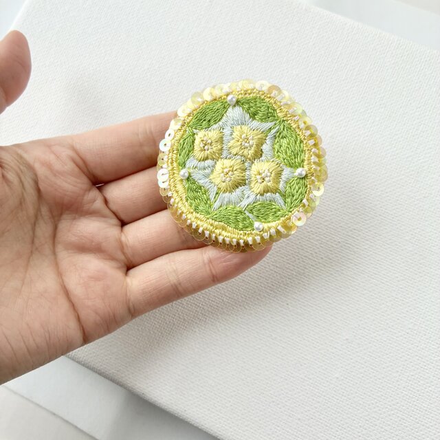 ちぃさま専用です。アルベロベロ☆ボタンがブローチのようなステキな刺繍のロングジレ kiiro no ohana