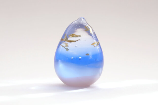 ガラスの雫の小さなオブジェ 「明け方の空」 | iichi 日々の暮らしを