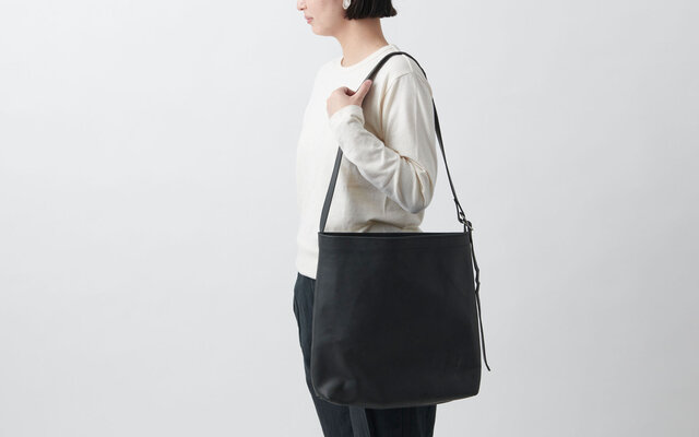 再入荷】レザーショルダーバッグ black ＜L＞ | iichi 日々の暮らしを