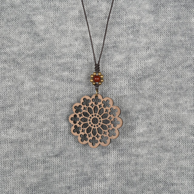 フラワーガーデンのネックレスCARMINE　クルミの木のウッドアクセサリー