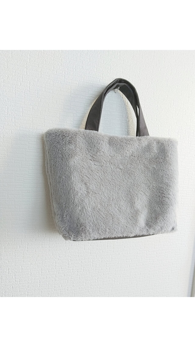 ペールグレーのソフトファートートバッグm