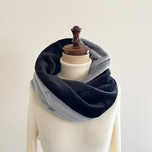 秋冬のファッションにアクセントカラーを☆.。.:*・おしゃれなバイカラーデザインのとろけるスヌード♡グレー×黒