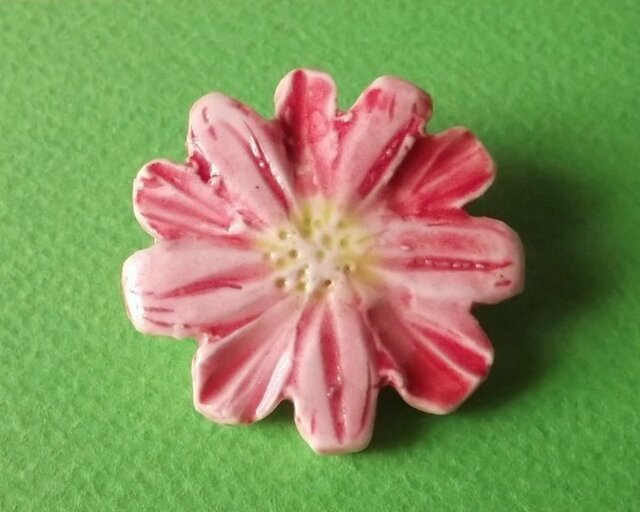 陶ブローチ-ピンクディジーの画像1枚目