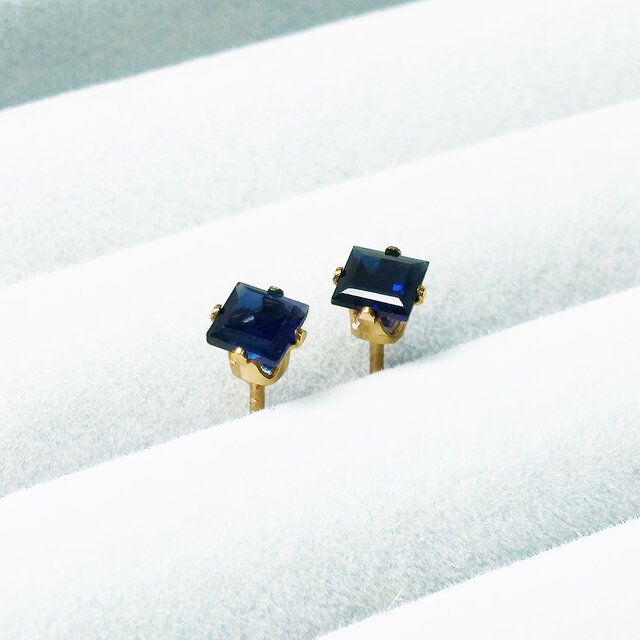 深いネイビーブルーの輝き。 サファイア (4mm) ピアス 送料無料