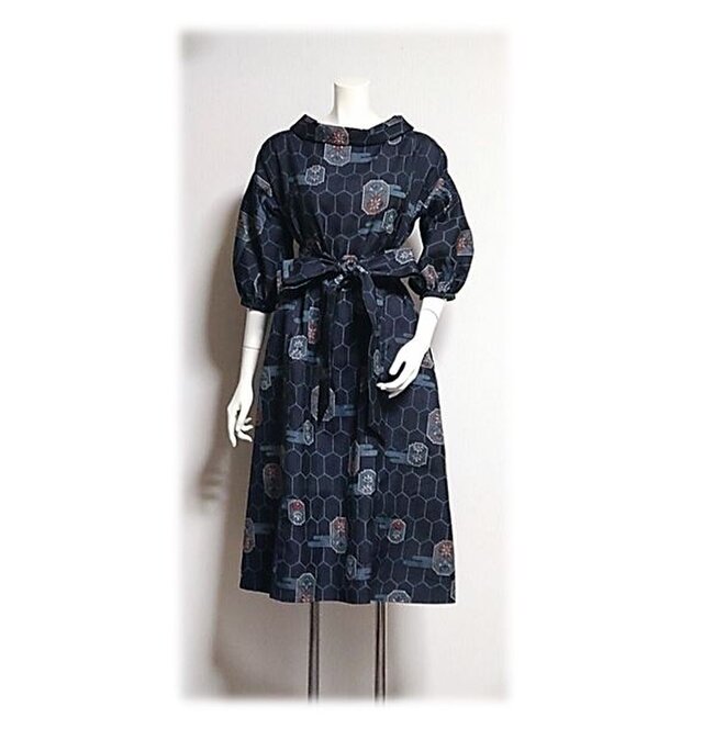 233　大島紬着物リメイクレトロ衿Aラインワンピーㇲ（黒／亀甲・花）