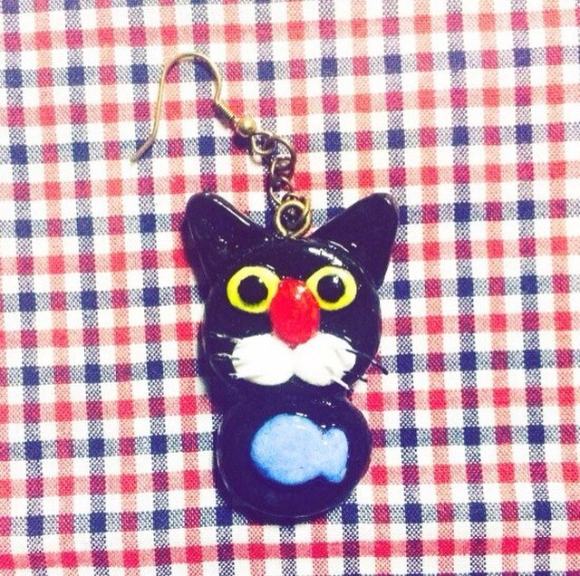 黒猫のフックピアスの画像1枚目