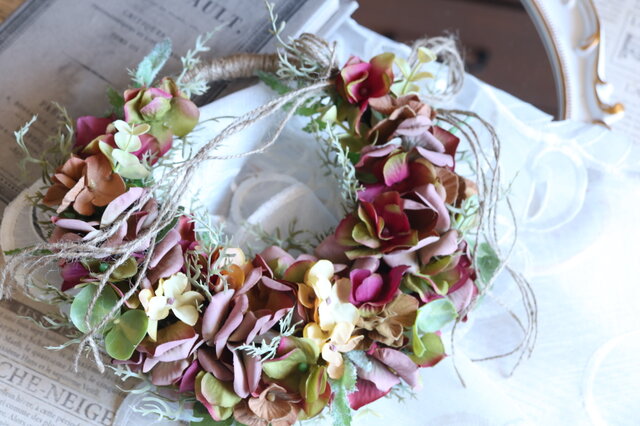 秋色あじさいのハーフムーンリース 造花 | iichi 日々の暮らしを