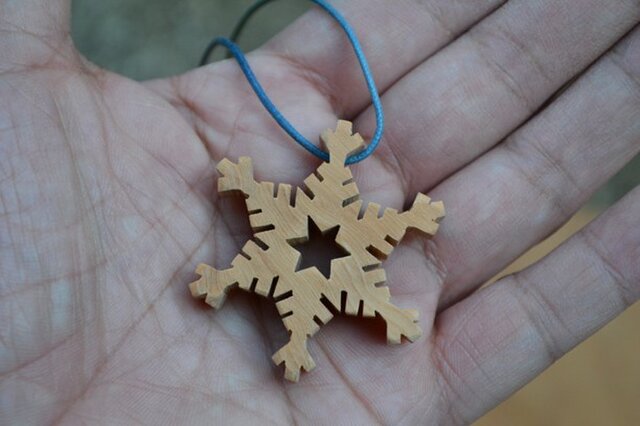 樹齢約800年の木材で作った 雪の華のペンダント その5の画像1枚目
