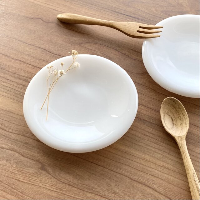「冬空を漂う雲を映す水たまり」丸いガラスのお皿（マット仕上げ）　ガラス工芸　食器　小皿　プレート　お皿　ギフト　白い皿