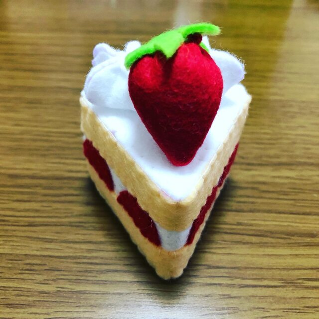 いちごのホールケーキ フェルトおままごと | iichi ハンドメイド