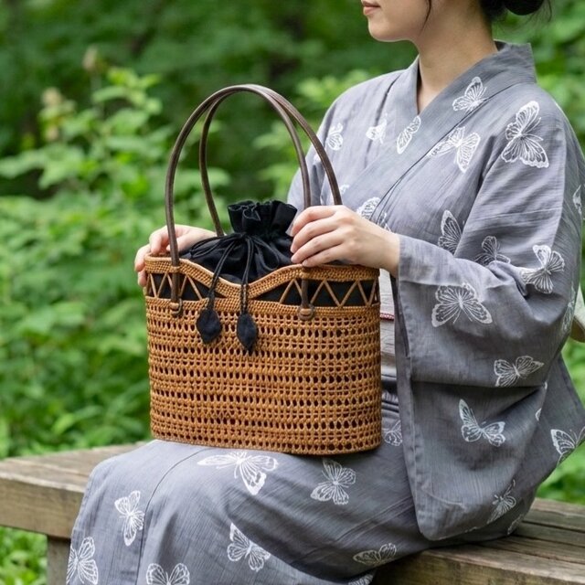 和装にも　籐と革　黒の蓋付きかごバッグ 中小型　アタバッグ シックで上品なフォルム♪大人のナチュラルスタイル☆ かごバッグ