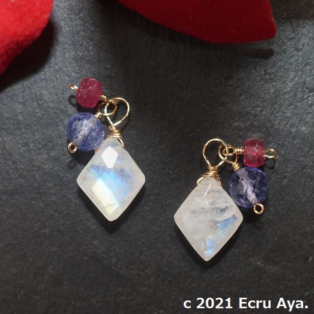 *寒夜に月輝く*レインボームーンストーンがメインのピアスチャーム