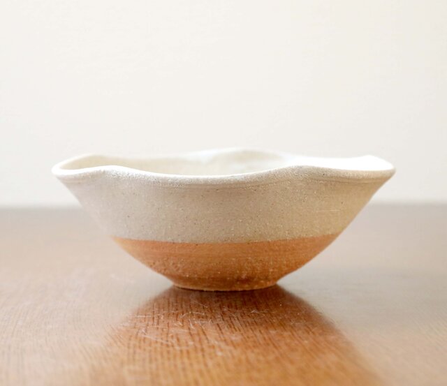 SALE】【薪窯焼成】藁灰釉の輪花鉢 | iichi 日々の暮らしを