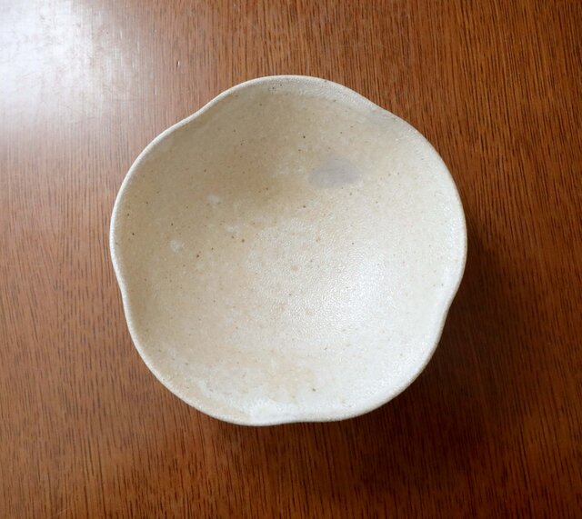 SALE】【薪窯焼成】藁灰釉の輪花鉢 | iichi 日々の暮らしを