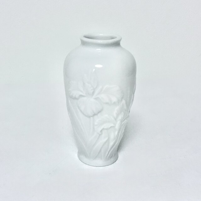 アヤメのレリーフの小さな花瓶