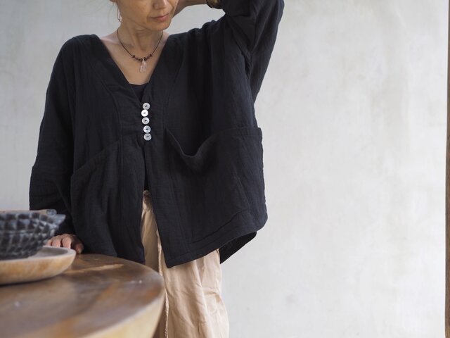 40❤️ブラック　カーディガン ダブルガーゼのカーディガン《ブラック》 | iichi 日々の暮らしを
