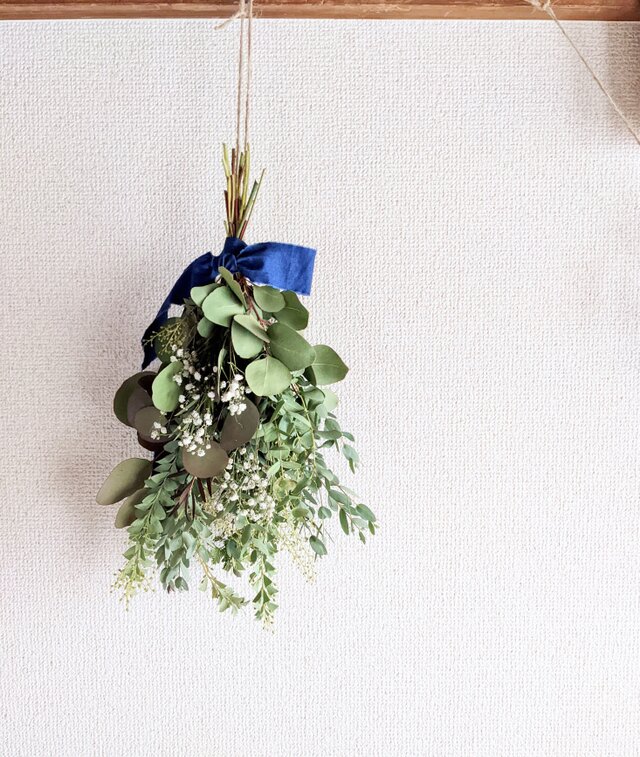 ユーカリポポラスと三角葉ミモザ、かすみ草の可憐なミニドライフラワースワッグ