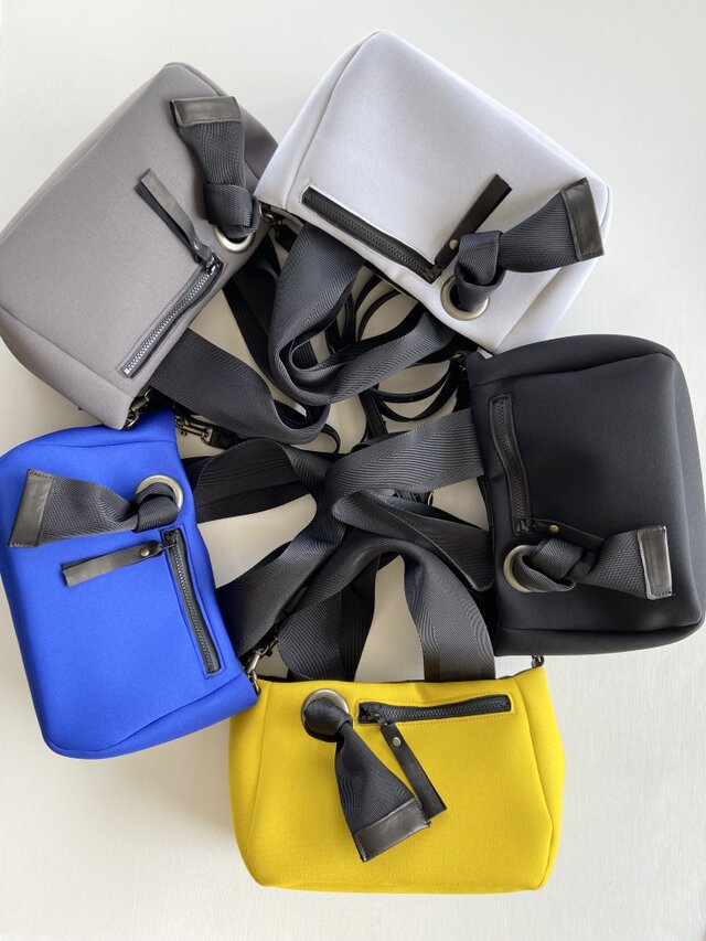 お出かけや旅行に♪ネオプレーン調素材＊てさげ&ポシェット選べる6色＊オプションにて名入れ可能