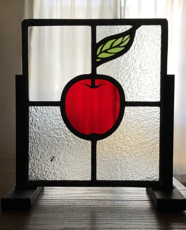 りんごのステンドグラスー3面磨りガラス | iichi 日々の暮らしを心地よくするハンドメイドやアンティークのマーケットプレイス