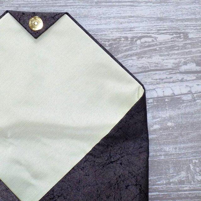 数寄屋袋 クラッチバッグ 正絹紬紺地製 「焼箔黒箔」 真綿箔 | iichi