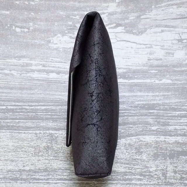 数寄屋袋 クラッチバッグ 正絹紬紺地製 「焼箔黒箔」 真綿箔 | iichi