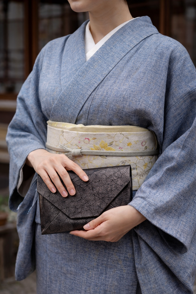 数寄屋袋 クラッチバッグ 正絹紬紺地製 「焼箔黒箔」 真綿箔 | iichi
