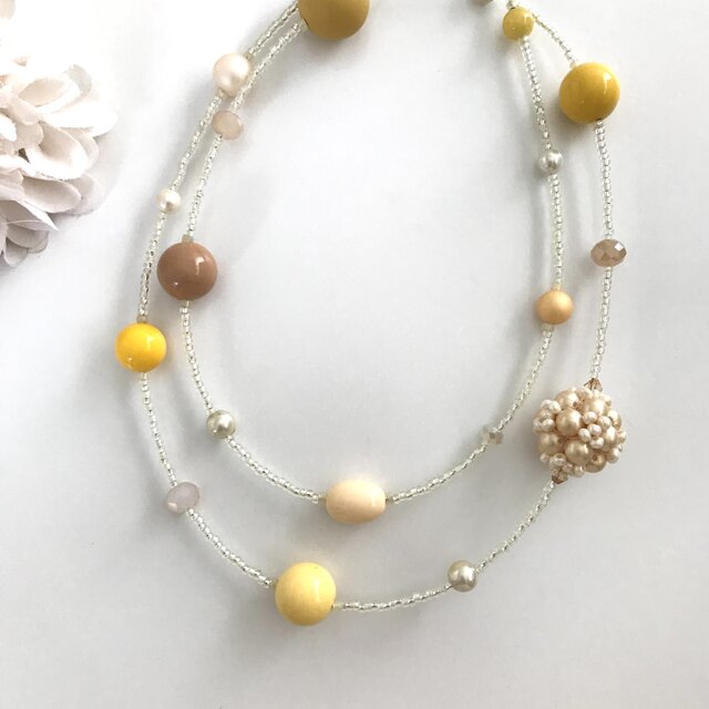 パールボールの大ぶりロングネックレス　マスタードイエロー