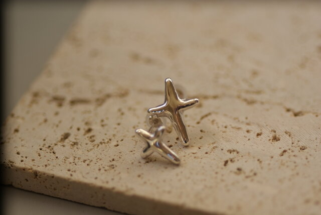 【charm】silver cross pierce (asymmetry)の画像1枚目