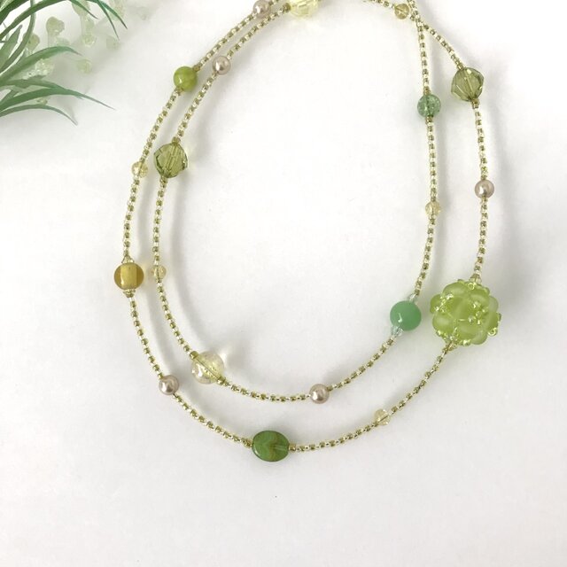 ビーズボール の 大ぶり ロングネックレス　黄緑 マスカット グリーン ビーズ