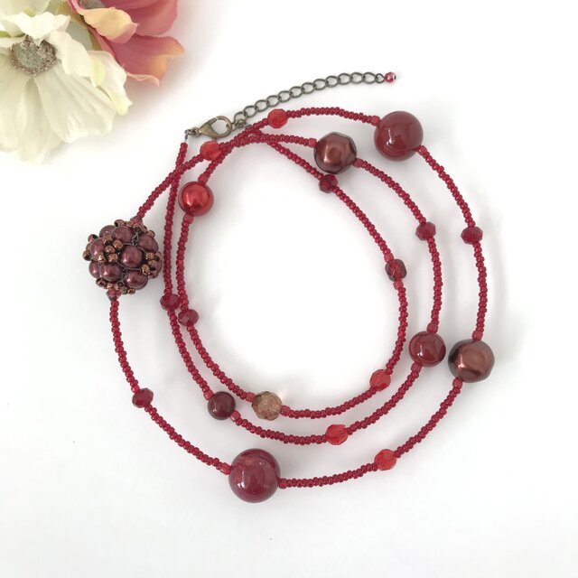 ビーズボールの大ぶりロングネックレス 赤 レッド パール バロック