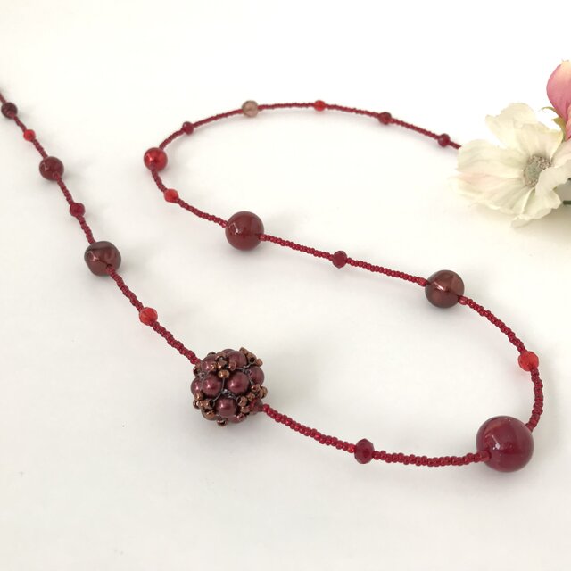 ビーズボールの大ぶりロングネックレス 赤 レッド パール バロック