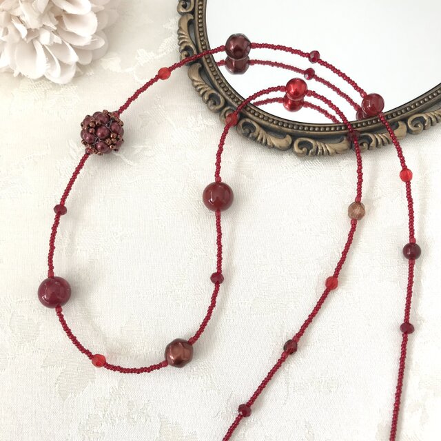 ビーズボールの大ぶりロングネックレス 赤 レッド パール バロック